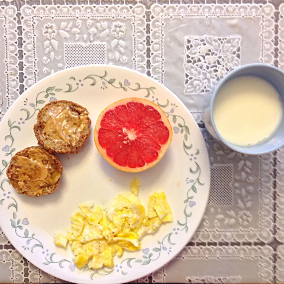 Whole wheat apple cinnamon muffin, 1/2 grapefruit, 1 egg, milk|joie chowさん