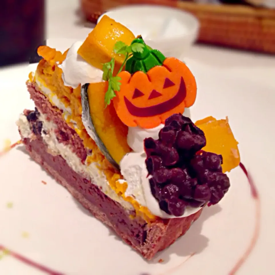 今年のハロウィンは、仮装してパーティに繰り出すこともなく、オバケかぼちゃのケーキで幕を閉じました…ちょっぴり寂しい。でも、ケーキは美味しかったです(^o^)/|Tomokoさん