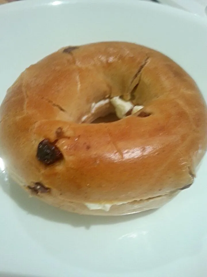 cinnamon raisin bagel with cream cheese|ash tamさん