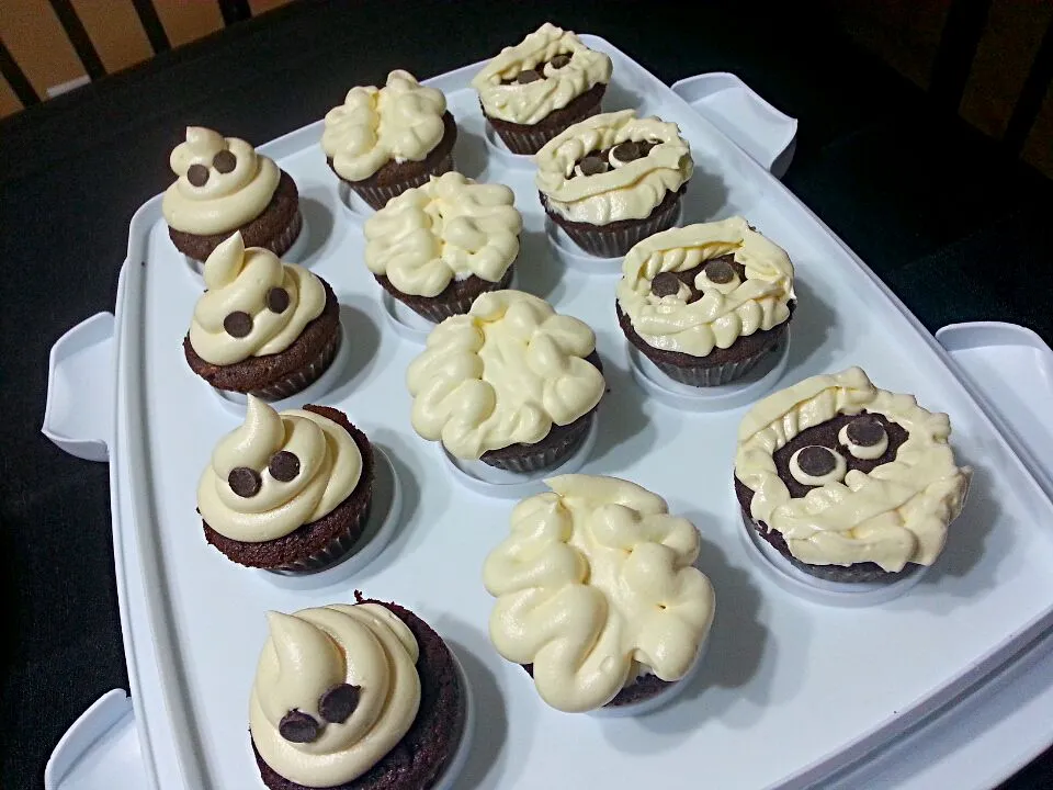 Halloween Chocolate Cupcakes with White Chocolate Frosting|S Theoさん