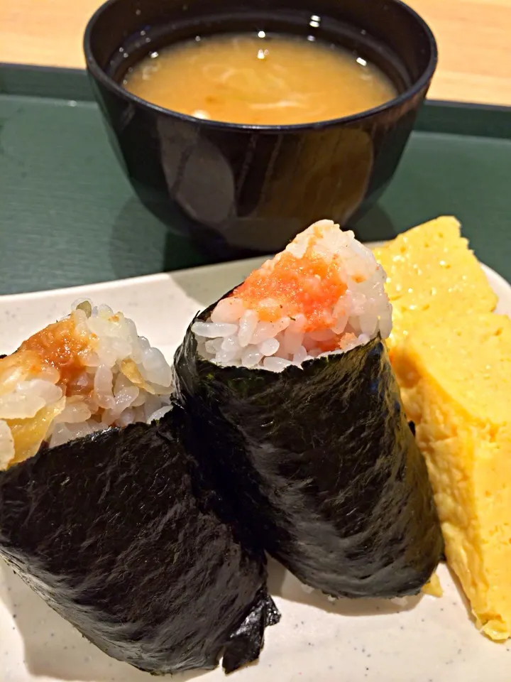 今朝は、晩菊帆立味噌と辛子明太子のおにぎりと、玉子焼きとお味噌汁のセットにしました。|Takashi H.さん