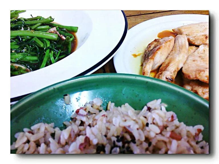 ผักบุ้งผัดน้ำมันหอย-ไก่ทอดน้ำปลา|la diableさん