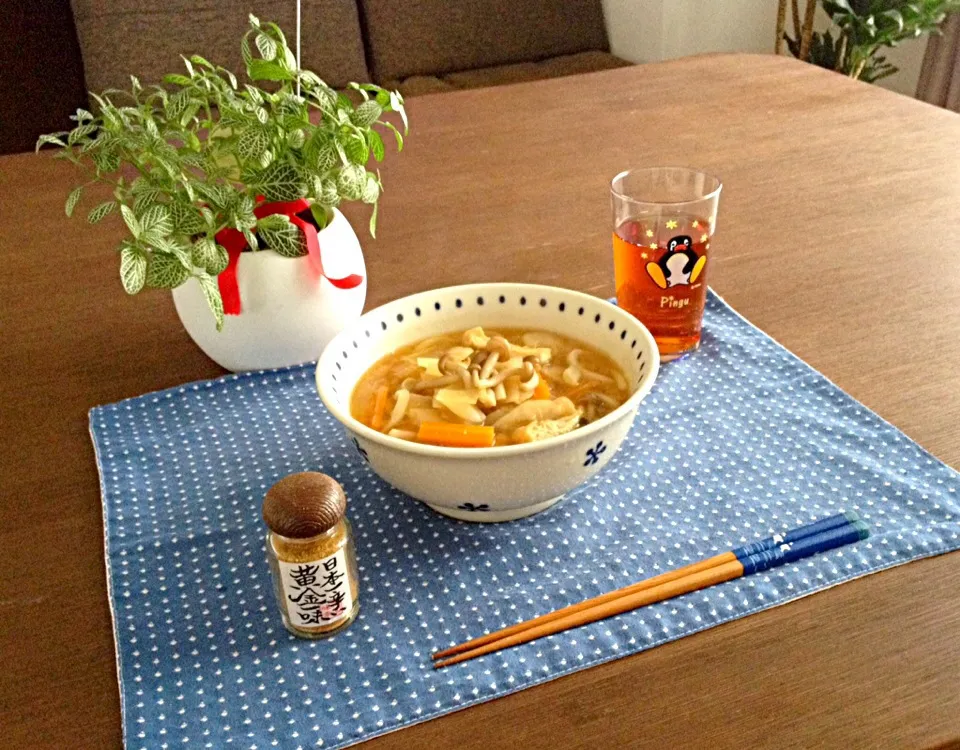 Snapdishの料理写真:あげとタップリきのこの味噌煮込みうどん、ほうじ茶|pentarouさん