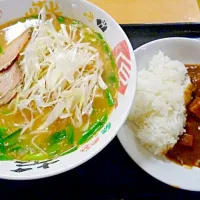 Snapdishの料理写真:Ramen acompañado de curry con arroz|Rosaura Onishiさん