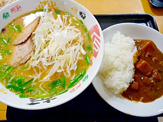 Snapdishの料理写真:Ramen acompañado de curry con arroz|Rosaura Onishiさん