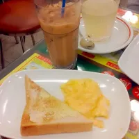 Snapdishの料理写真:Milk tea, scrambled egg and toast - traditional Hong Kong style!|Kevin Yuenさん