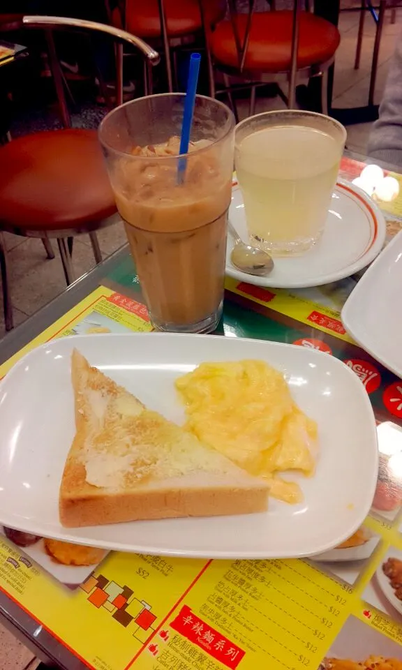 Milk tea, scrambled egg and toast - traditional Hong Kong style!|Kevin Yuenさん