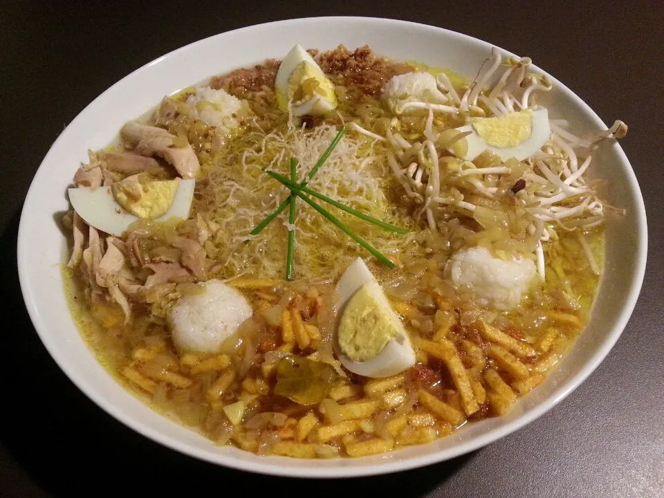 Indonesian/Malaysian soto ajam
with homemade boemboe, chicken, deep fried ricenoodles, riceballs, eggs, fried onions, kentang goreng and tauge.|Frank&Jolanda - Eteninbeeldさん