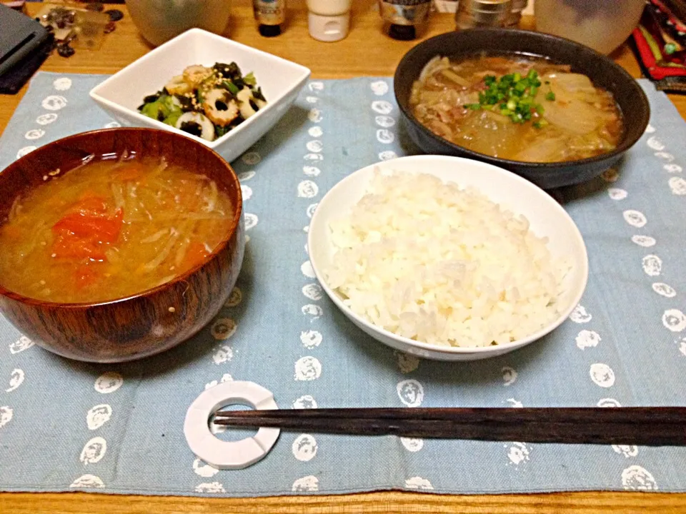 晩ごはん★冬瓜と豚肉、白菜の生姜あんかけ煮、きゅうりとワカメ、ちくわの酢の物、すりおろし玉ねぎとトマトのみそ汁、ごはん|ハルさん