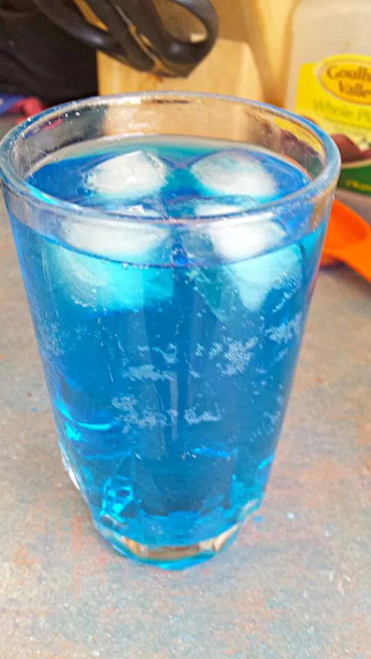 Blueberry Fanta...how can they drink that stuff??|Miriam Hughesさん