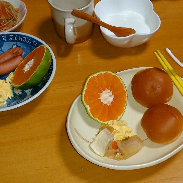 朝食☆
朝フルーツはみかん(^^)
ぼっちゃんは、大好きなあんぱん(*´∇｀*)|ふみぃさん