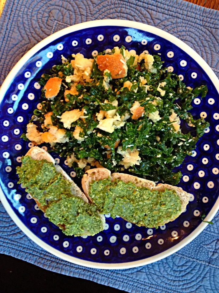 pumpkinseed pesto crostini and kale salad|Matthew Cashenさん