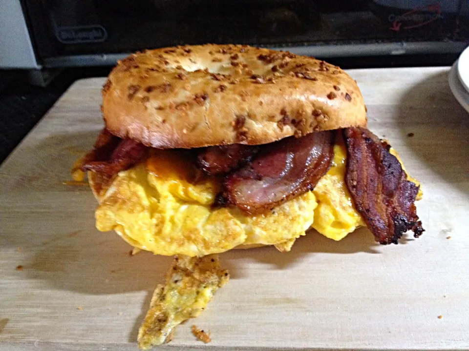 bacon bacon egg egg double cheddar onion bagel breakfast sandwich|Chris Shannonさん