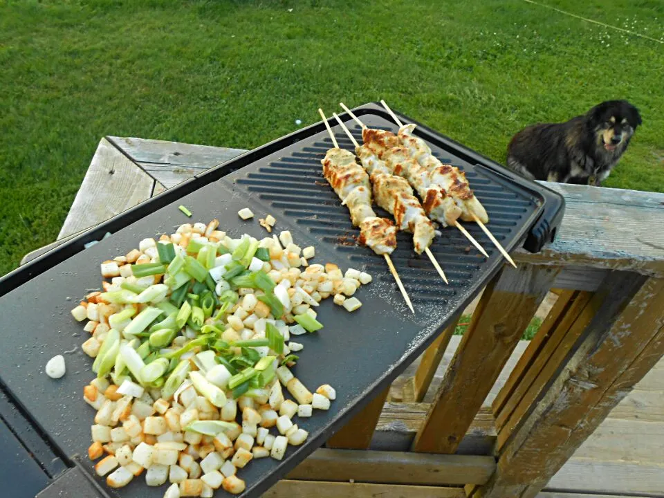 Chicken satay skewers with grilled potato scallion hash|Fe's kitchenさん