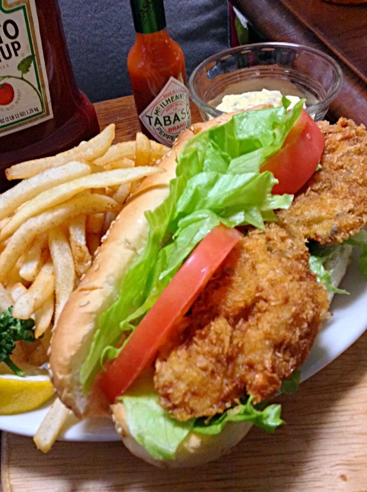 Louisiana Po-Boy Sandwich by Fried Oyster. ルイジアナ ポーボーイサンドイッチ。大粒の牡蠣フライを挟みました。|yorikoさん