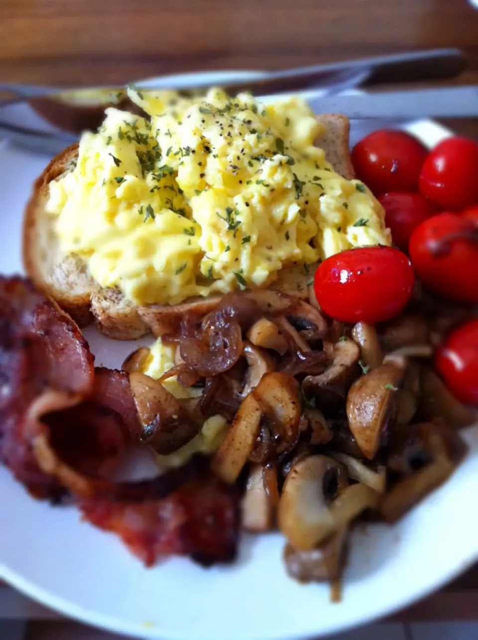 Scrambled eggs on toast, bacon, shrooms and cherry tomatoes|karen limさん