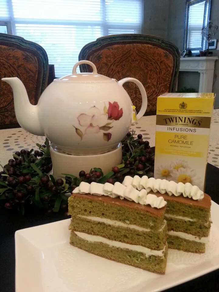 Snapdishの料理写真:green tea sponge cake&pure camomile tea|jineeさん