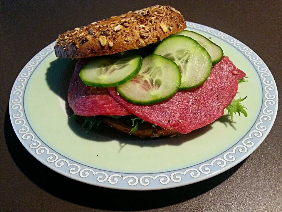 Whole wheat bagel with mizuna,  cucumber and Amsterdam ossenworst|Frank&Jolanda - Eteninbeeldさん