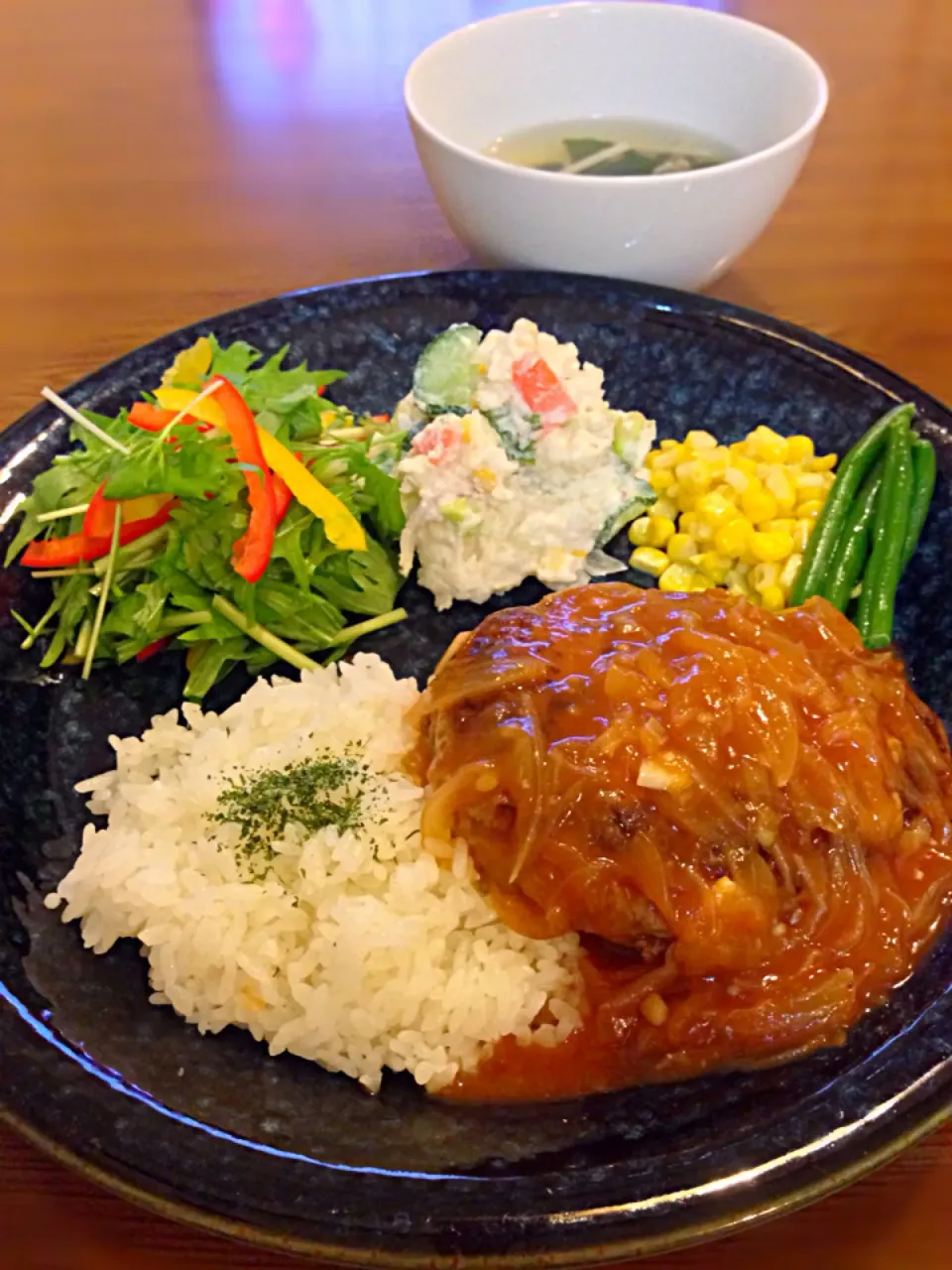 ⭐️煮込みハンバーグ オニオンソース ⭐️野菜サラダ ⭐️ポテトサラダ ⭐️コーンとインゲンのバターソテー ⭐️ワカメとえのきのスープ|よっちぃさん