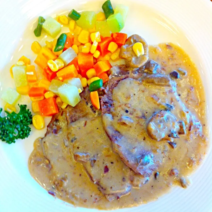 Snapdishの料理写真:Roasted Beef with Mushroom Gravy|ptrgzさん