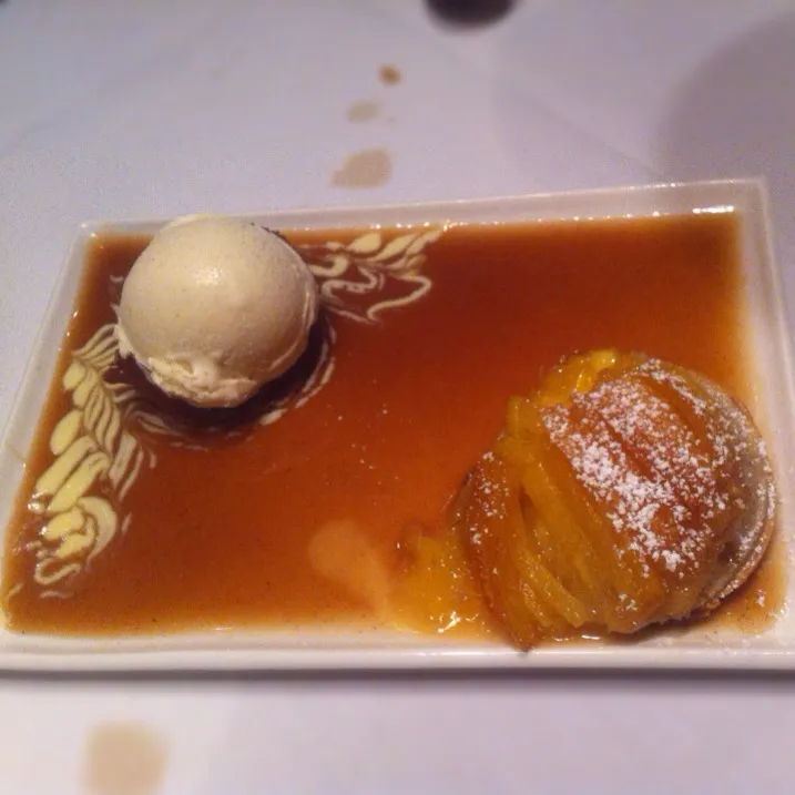 Pineapple Pie w/ Ice-Cream and  Caramel Sauce|Sophiaさん