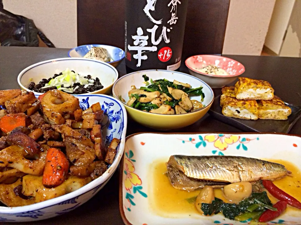 昨晩の家居酒屋。豚肉と蓮根の中華風きんぴら、エリンギとほうれん草のバターソテー、玉子焼き、黒豆納豆、ジョニーの豆腐のオリーブオイル和え、いただきものの鰯の梅煮。お酒は谷川岳のとび辛(^o^)|ままぞうさん