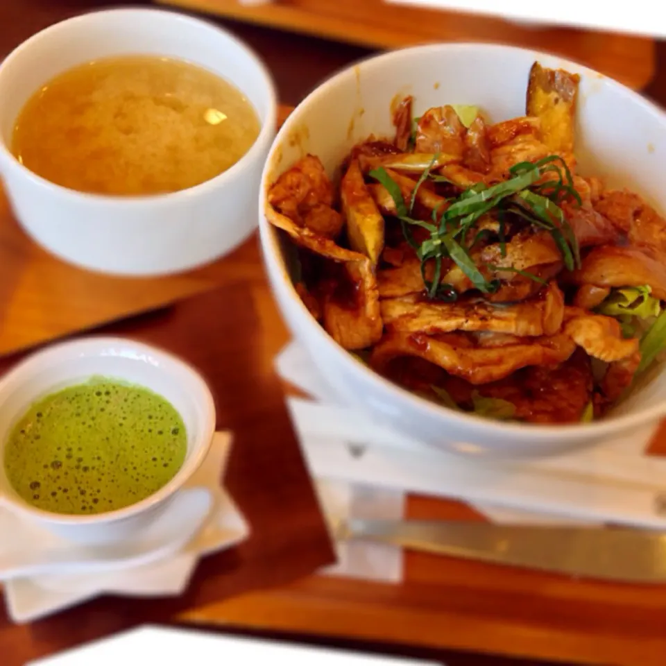 Snapdishの料理写真:nana's green tea 豚の八丁味噌丼、抹茶白玉ぜんざい|rie.Fさん