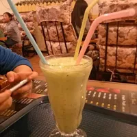 Snapdishの料理写真:Kiwi and Banana Smoothie!!|Nina Valladaresさん