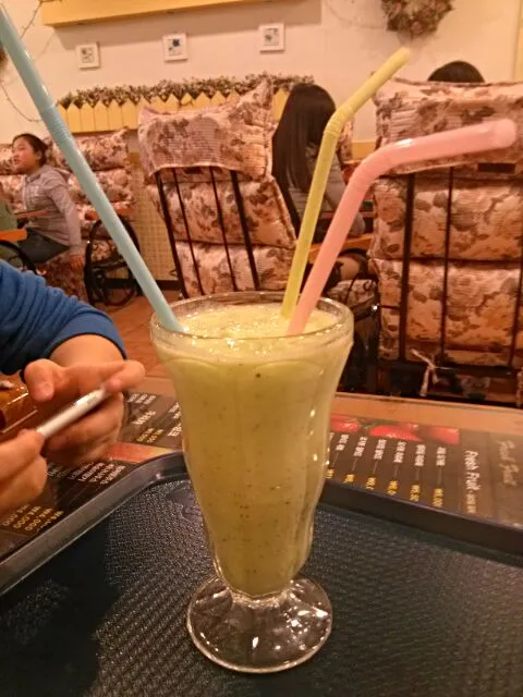 Kiwi and Banana Smoothie!!|Nina Valladaresさん