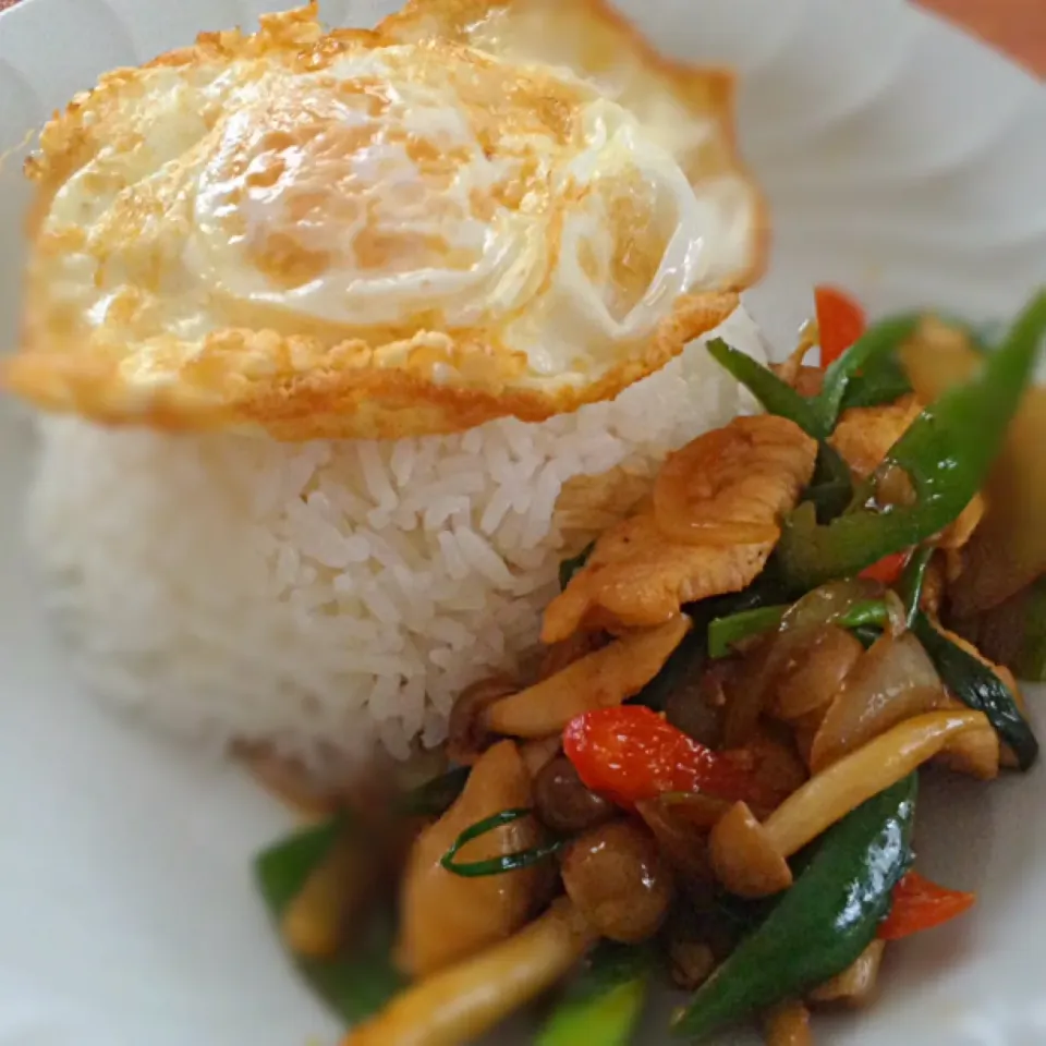 Snapdishの料理写真:Stir fry chicken with green peppers and shimeji mushroom|yayaaさん