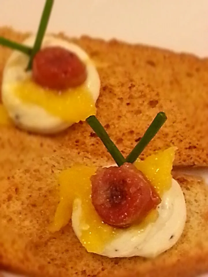 Cream Cheese Canape with Mango and Serrano Ham|Dustin Stairさん