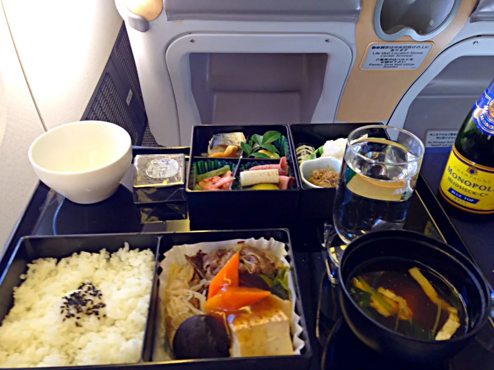 HND to HK - ANAビジネスクラスのご飯|三浦半島住まいさん