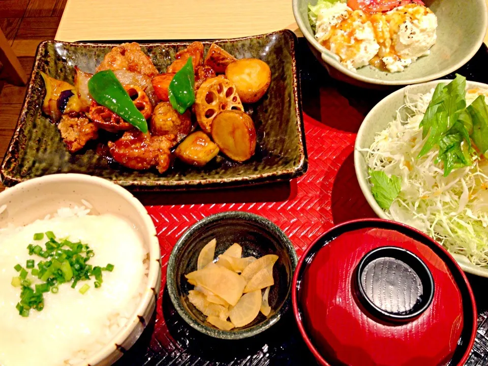 鶏と野菜の黒酢あん定食790＋とろろ70＋ポテトサラダ240=1,100円也|秋山知隆さん