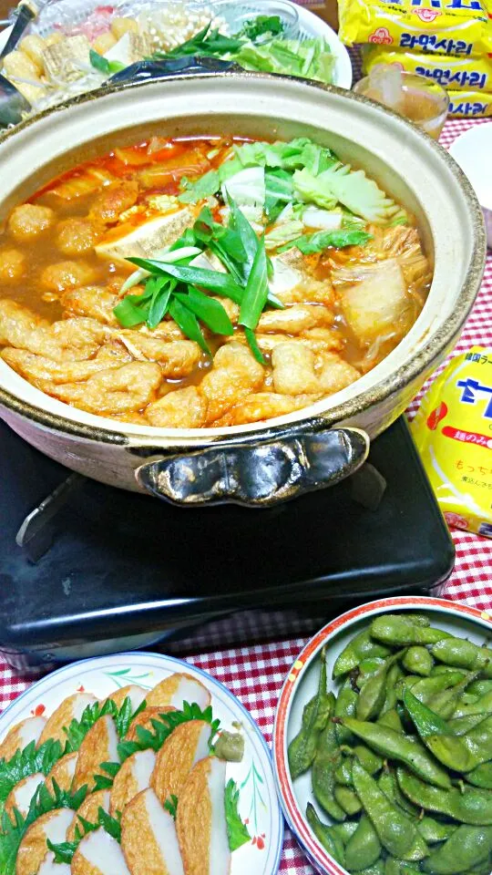 味噌キムチ鍋(豚ばら薄切り肉･えのき･白菜･もやし･青ねぎ･油揚げ･焼豆腐･鶏つくね･サリ麺)、茹で茶豆、さつま揚げ柚子胡椒添え|まあるさん