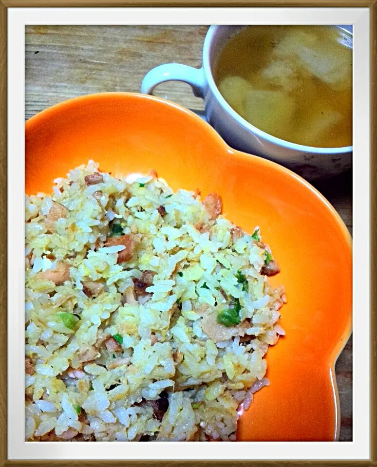 今日の夕飯　鮭チャーハン&大根と油揚げの味噌汁|しょうこさん