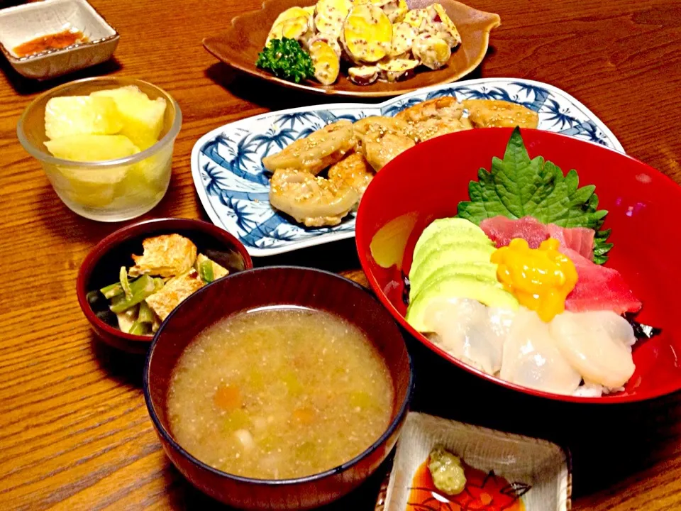 海鮮丼、なめこの味噌汁、小松菜の和え物、蓮根鶏つくね、薩摩芋マスタードマヨ、メロン|みーさん