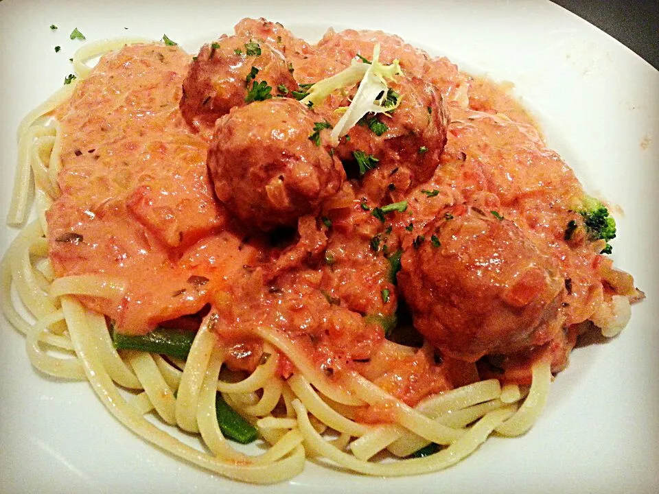 Snapdishの料理写真:Meatballs spaghetti|Ernest Tseさん