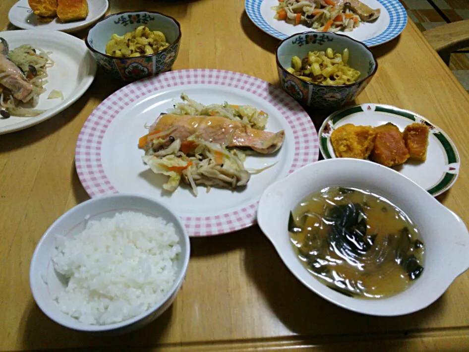 鮭のちゃんちゃん焼き カボチャの煮物 マカロニのカレーソテー  春雨のすまし汁|佐竹真梨子さん