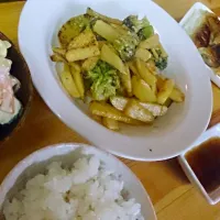 じゃがいもとブロッコリーのガーリック炒め、焼き餃子、マカロニサラダ|みゆこさん