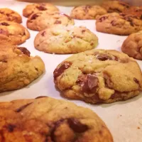 Snapdishの料理写真:Nutella-Stuffed Chocolate Chip Cookies|Araleielさん