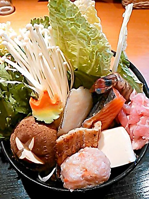 野菜　魚　肉類の寄せ鍋です|ぜきひめ（大関屋)さん