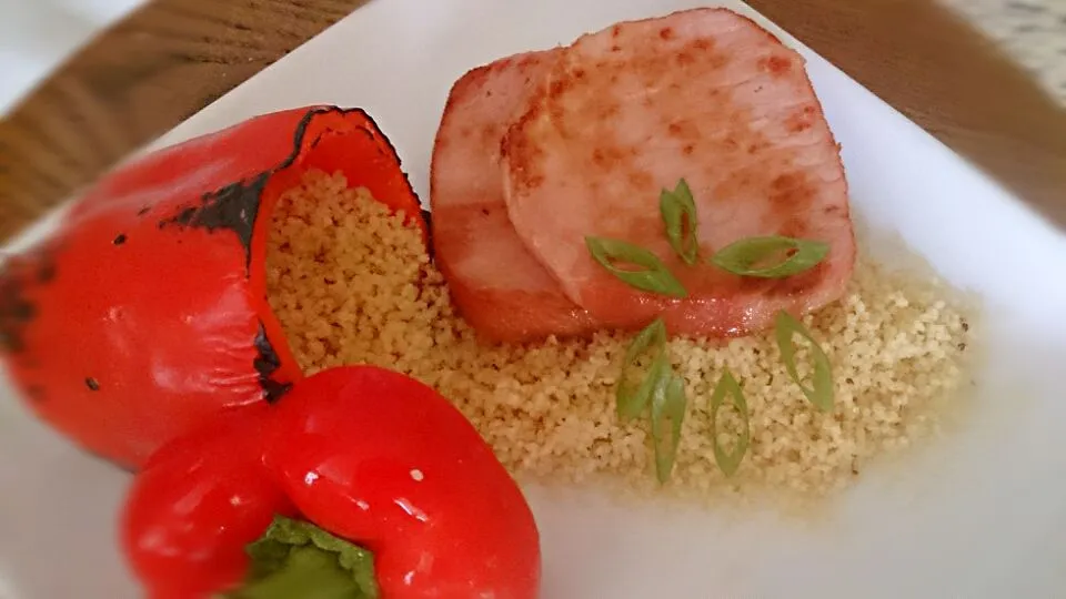 garlic couscous inside a roasted red pepper and boneless ham chop|Alberto Guzman Ortizさん