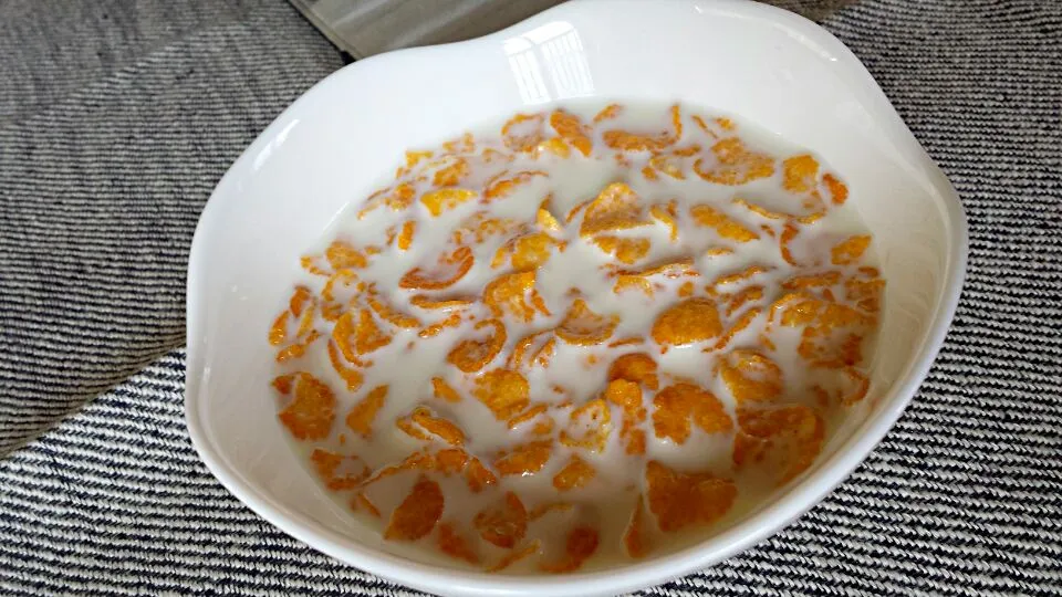 morning  cornflakes mixing with milk|joさん