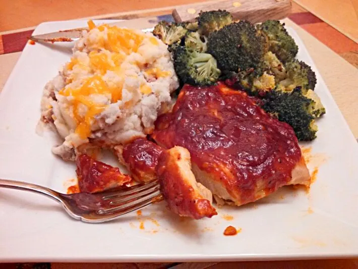 Sweet Chipotle BBQ Chicken Breast w/ Smashed Potatoes and Roasted Broccoli|Sashi Steinerさん