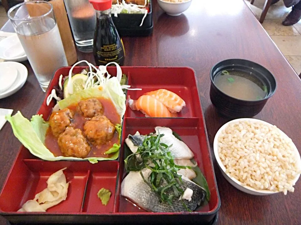 Snapdishの料理写真:毎日大盛況。アイルランドにある日本食店　ワガママの日替わりランチ弁当　

ぎっしりの麦飯、ワカメ味噌汁、寿司、ミニサラダ、煮魚と書いてありましたが、これは蒸し魚（鱈）です。シソおろしに醤油をかけて食べます。肉団子は*にかだんご*と書いてありました(笑)がハーブ入りのテリヤキ風味で美味しかったです。
焼きそばをナイフとフ|mic  juniさん