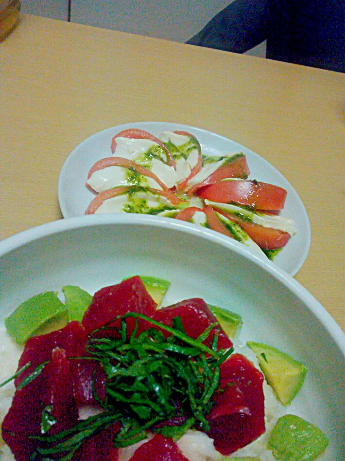 鮪とアボガドのとろろ丼    カプレーゼ|あーりーさん
