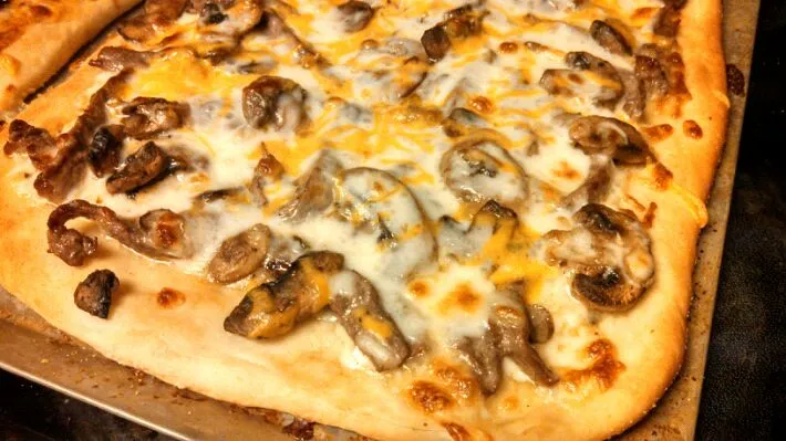 Steak and 3-Cheese Pizza|Sashi Steinerさん