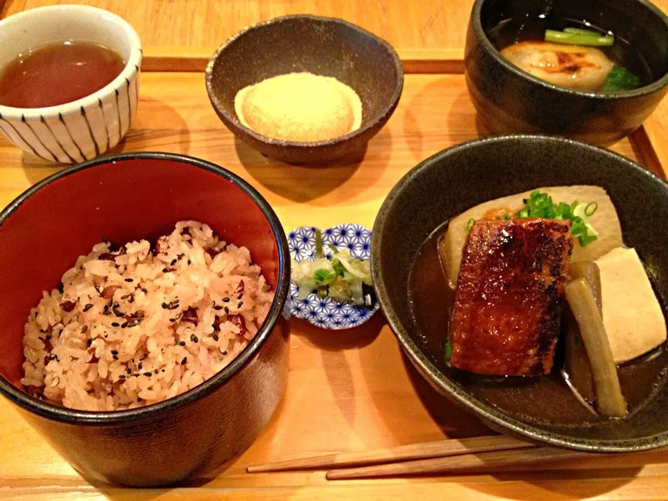 おこわ定食。お惣菜は、角煮と大根、高野豆腐。お雑煮、きな粉のお餅。以上、満腹であります。|ミホ@なごやさん