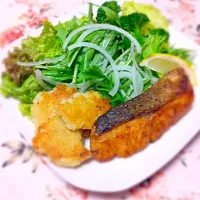 Snapdishの料理写真:鮭のムニエル、蓮根のお焼き添え|るのわーるさん