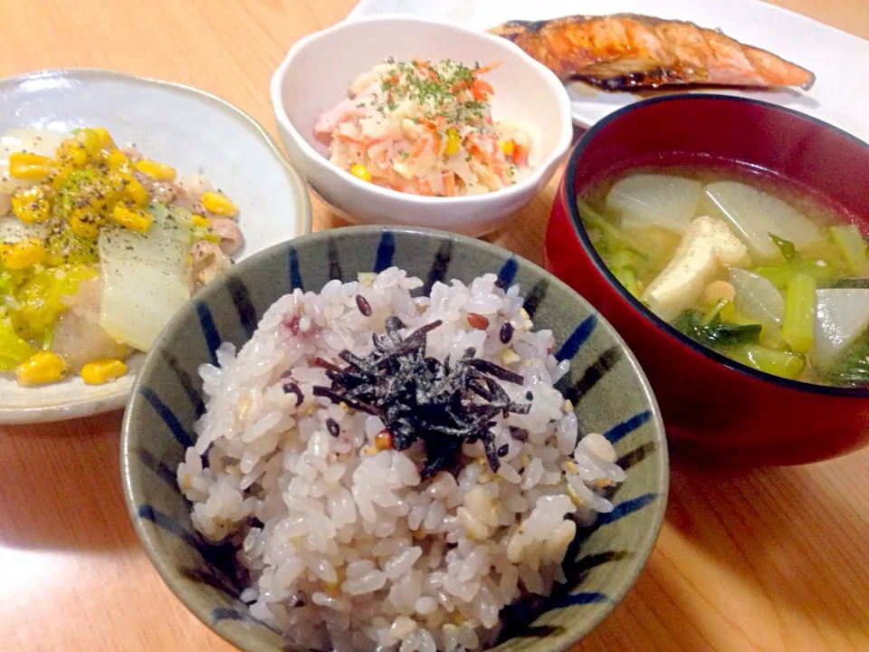 鮭と雑穀米ごはんと白菜とバラ肉の塩麹トロトロ炒め|machikoさん